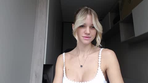 Snapshot of qeeensgambit chatting on 12/04/25, 10:46 Milana online show from 12/04/25, 10:46
