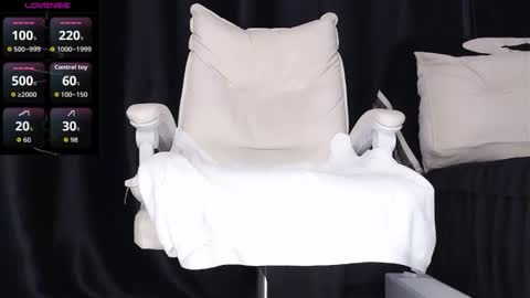 Snapshot of qianqian_ chatting on 11/25/25, 09:53 qianqian_ online show from 11/25/25, 09:53