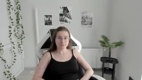 Snapshot of queen_amelie chatting on 06/20/26, 07:55 Amelie online show from 06/20/26, 07:55