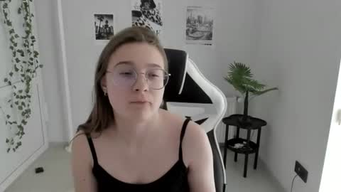 Snapshot of queen_amelie chatting on 06/24/26, 08:02 Amelie online show from 06/24/26, 08:02