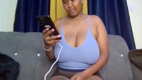 Snapshot of queen_doli chatting on 04/27/26, 06:39 queen_doli online show from 04/27/26, 06:39