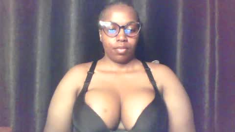 Snapshot of queen_melanine chatting on 06/18/26, 11:58 QUEEN online show from 06/18/26, 11:58