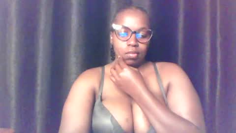 Snapshot of queen_melanine chatting on 06/19/26, 03:55 QUEEN online show from 06/19/26, 03:55