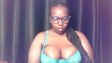 Snapshot of queen_melanine chatting on 06/21/26, 03:53 QUEEN online show from 06/21/26, 03:53