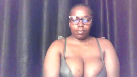 Snapshot of queen_melanine chatting on 06/24/26, 03:44 QUEEN online show from 06/24/26, 03:44