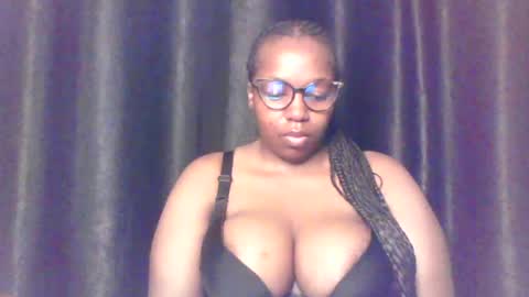 Snapshot of queen_melanine chatting on 06/25/26, 04:01 QUEEN online show from 06/25/26, 04:01