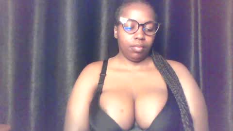 Snapshot of queen_melanine chatting on 06/26/26, 04:39 QUEEN online show from 06/26/26, 04:39