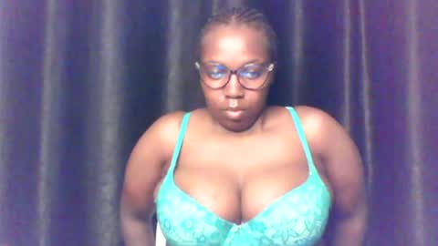 Snapshot of queen_melanine chatting on 06/27/26, 12:22 QUEEN online show from 06/27/26, 12:22