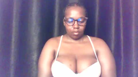 Snapshot of queen_melanine chatting on 06/29/26, 03:46 QUEEN online show from 06/29/26, 03:46