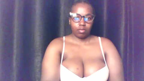 Snapshot of queen_melanine chatting on 06/29/26, 11:32 QUEEN online show from 06/29/26, 11:32