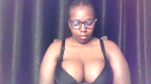 Snapshot of queen_melanine chatting on 07/01/26, 03:52 QUEEN online show from 07/01/26, 03:52