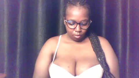 Snapshot of queen_melanine chatting on 07/05/26, 03:56 QUEEN online show from 07/05/26, 03:56