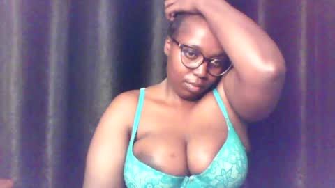 Snapshot of queen_melanine chatting on 07/11/26, 03:48 QUEEN online show from 07/11/26, 03:48