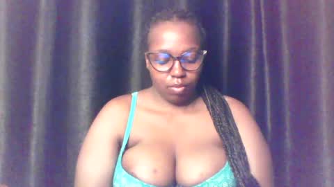 Snapshot of queen_melanine chatting on 07/19/26, 04:27 QUEEN online show from 07/19/26, 04:27