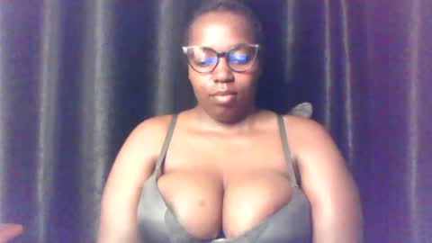 Snapshot of queen_melanine chatting on 07/23/26, 04:10 QUEEN online show from 07/23/26, 04:10