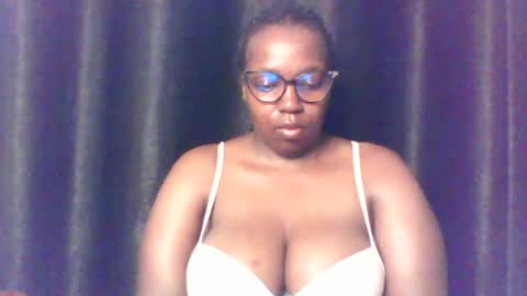 Snapshot of queen_melanine chatting on 07/27/26, 04:08 QUEEN online show from 07/27/26, 04:08