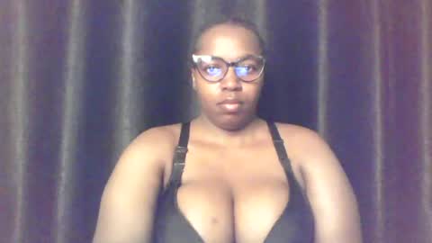 Snapshot of queen_melanine chatting on 07/28/26, 03:57 QUEEN online show from 07/28/26, 03:57