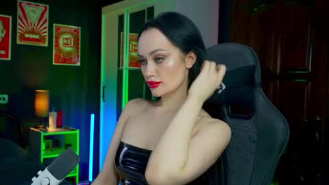 Snapshot of queenaliss chatting on 12/17/25, 07:03 Your world and the universe Aliss online show from 12/17/25, 07:03