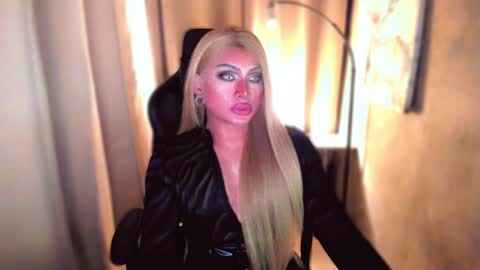 Snapshot of queenarthalia chatting on 12/09/24, 11:47 ARTHA online show from 12/09/24, 11:47