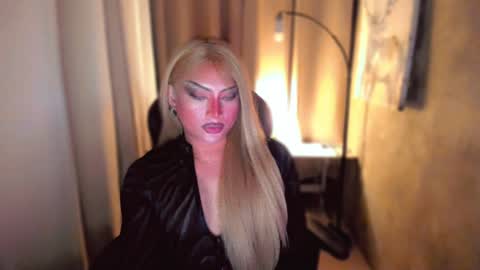 Snapshot of queenarthalia chatting on 01/06/25, 08:50 ARTHA online show from 01/06/25, 08:50