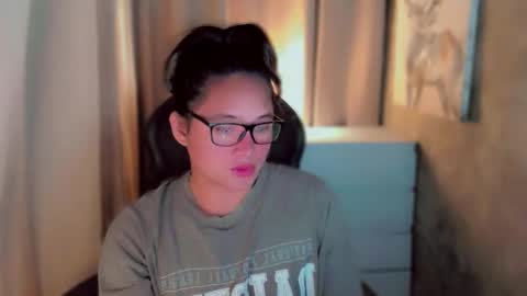 Snapshot of queenarthalia chatting on 10/24/25, 01:29 ARTHA online show from 10/24/25, 01:29