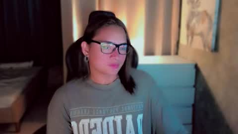 Snapshot of queenarthalia chatting on 11/17/25, 04:18 ARTHA online show from 11/17/25, 04:18