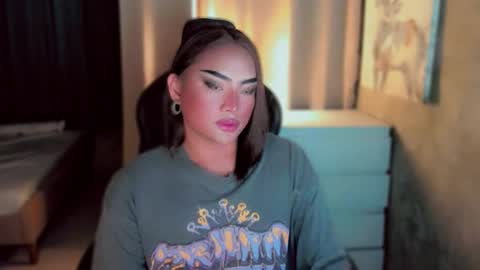 Snapshot of queenarthalia chatting on 11/18/25, 06:29 ARTHA online show from 11/18/25, 06:29