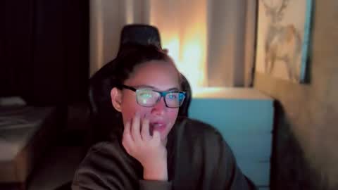 Snapshot of queenarthalia chatting on 11/20/25, 07:57 ARTHA online show from 11/20/25, 07:57