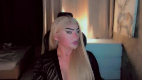 Snapshot of queenarthalia chatting on 12/15/25, 03:05 ARTHA online show from 12/15/25, 03:05