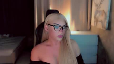 Snapshot of queenarthalia chatting on 12/16/25, 06:24 ARTHA online show from 12/16/25, 06:24