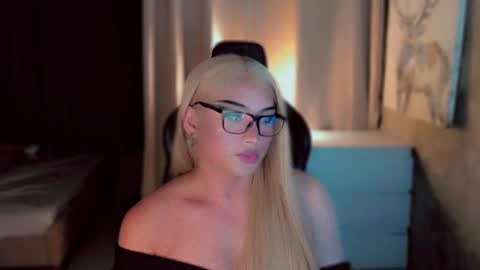 Snapshot of queenarthalia chatting on 12/17/25, 05:19 ARTHA online show from 12/17/25, 05:19