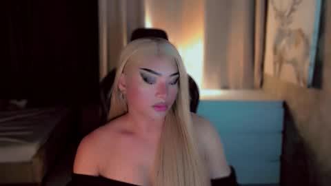 Snapshot of queenarthalia chatting on 12/18/25, 06:36 ARTHA online show from 12/18/25, 06:36