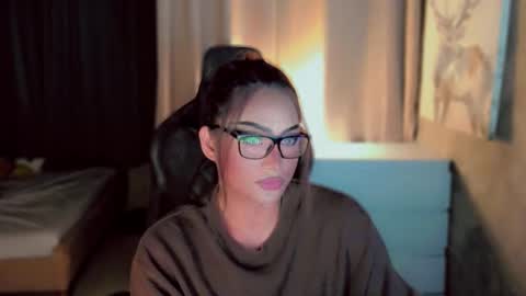 Snapshot of queenarthalia chatting on 12/19/25, 08:05 ARTHA online show from 12/19/25, 08:05