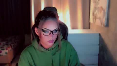 Snapshot of queenarthalia chatting on 01/18/26, 09:07 ARTHA online show from 01/18/26, 09:07