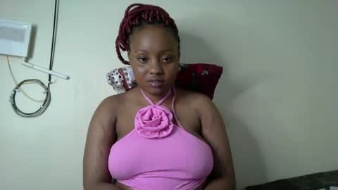 Snapshot of queenbeiby05 chatting on 11/17/25, 08:25 queen online show from 11/17/25, 08:25