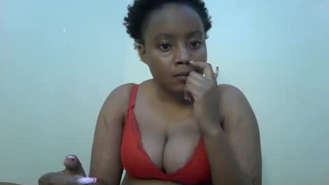 Snapshot of queenbeiby05 chatting on 01/08/26, 02:36 queen online show from 01/08/26, 02:36