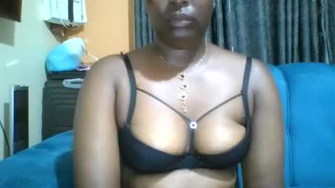 Snapshot of queenbella780 chatting on 05/15/26, 03:57 queenbella780 online show from 05/15/26, 03:57