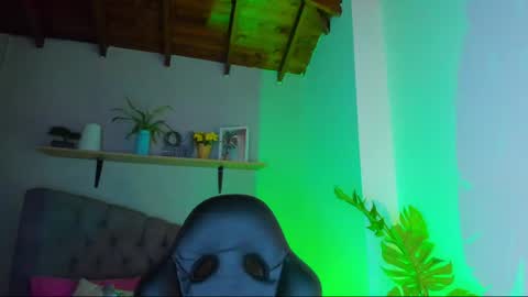 Queen online show from 04/29/26, 06:03