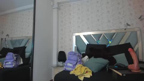 QUEENJEENN online show from 12/10/24, 01:54