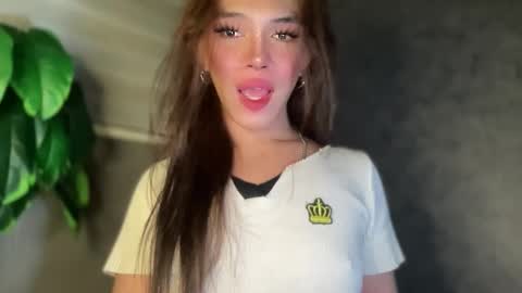 QUEEN online show from 12/01/25, 02:27