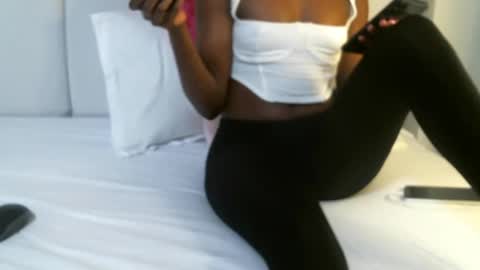 Snapshot of queenninaa chatting on 07/19/26, 05:27 queenninaa online show from 07/19/26, 05:27
