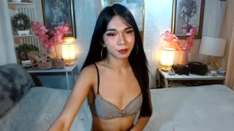 Snapshot of queennira chatting on 06/26/26, 02:05 queennira online show from 06/26/26, 02:05