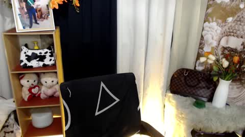 Snapshot of queenofcum169xx chatting on 02/22/25, 05:46 Mikka online show from 02/22/25, 05:46