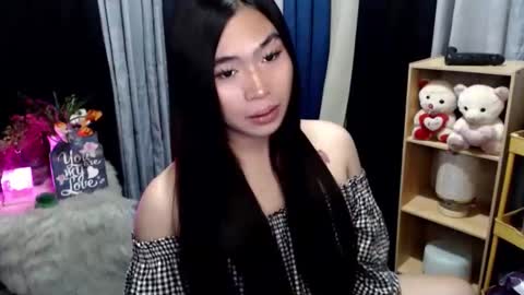 Snapshot of queenofcum169xx chatting on 05/04/26, 05:42 Mikka online show from 05/04/26, 05:42