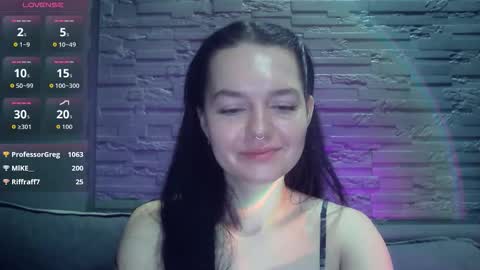 Snapshot of queenofmodels chatting on 02/04/26, 04:07 QueenOfModels online show from 02/04/26, 04:07