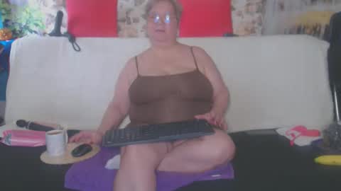 Snapshot of queenpammy chatting on 10/14/25, 08:48 QueenPammy online show from 10/14/25, 08:48