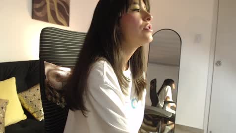Snapshot of queenpink777 chatting on 12/23/24, 07:09 Rose online show from 12/23/24, 07:09