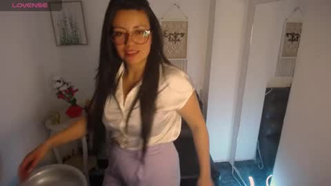 Snapshot of queenrose94 chatting on 05/12/26, 09:23 queenrose94 online show from 05/12/26, 09:23