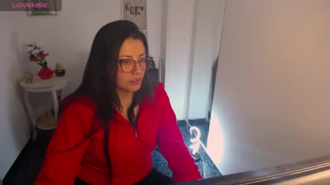Snapshot of queenrose94 chatting on 05/13/26, 08:16 queenrose94 online show from 05/13/26, 08:16