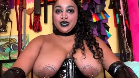 Snapshot of queensquirtntwerk chatting on 02/10/26, 10:14 Queen Hilarity online show from 02/10/26, 10:14